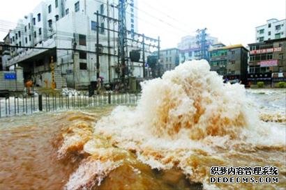 深圳一处路口的下水道井盖被大水冲开，变成了“喷泉”。